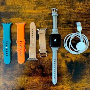 Apple Watch Series 3, 42 MM, free charger, 4 free bands.